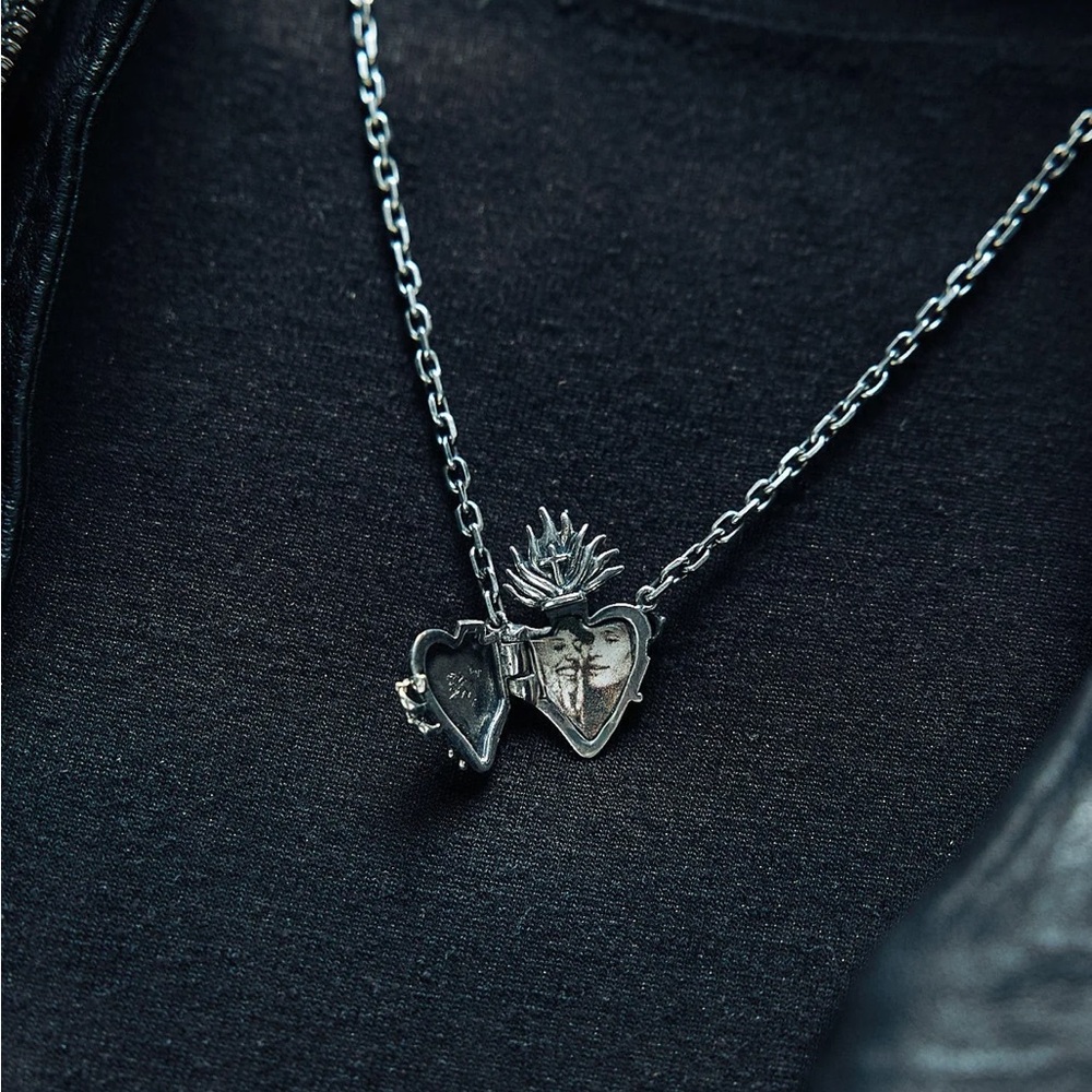 LOX AND CHAIN  Sacred Heart locket Necklace - Silver - Picture 4 of 5